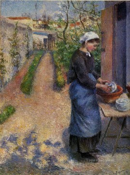 Mujer joven lavando platos 1882 Camille Pissarro Pinturas al óleo